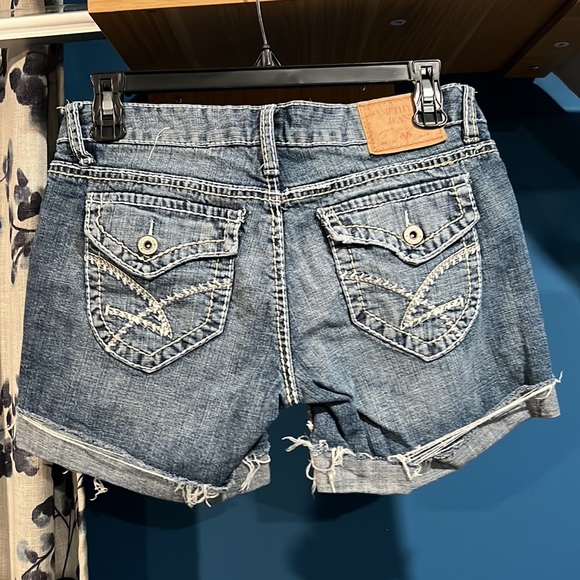 Jean cut off shorts with button pockets - Picture 2 of 9